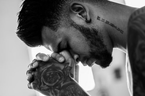man-tattooed-praying-1278566